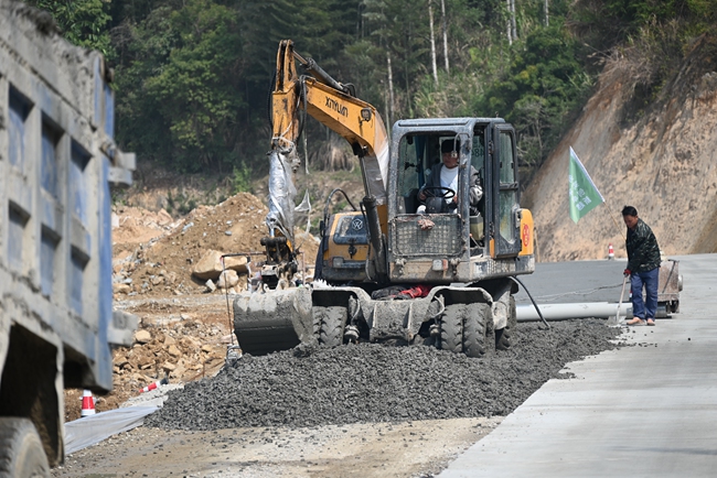 飞鸾镇梅田村至澳里村公路改建一期现场。蕉城区融媒体中心供图
