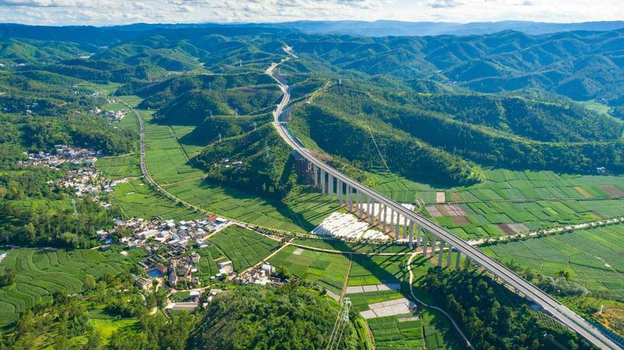 长安大学公路工程毕业八年,同寝四人,修了八年高速公路的黑成了炭