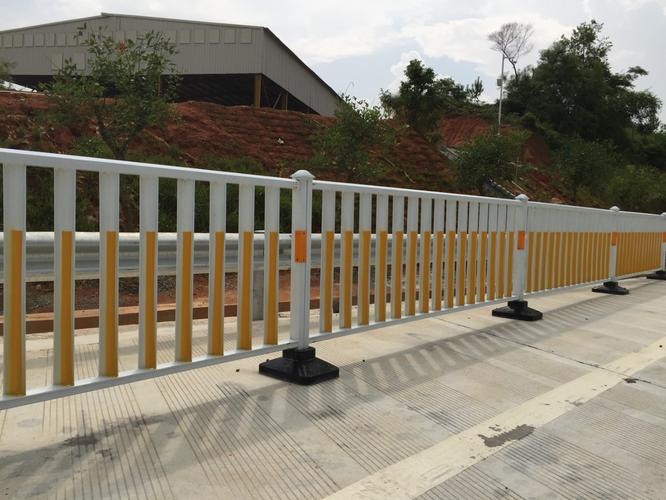 公路护栏用途:公路护栏广泛使用于市政工程,道路,工厂,开发区,园林